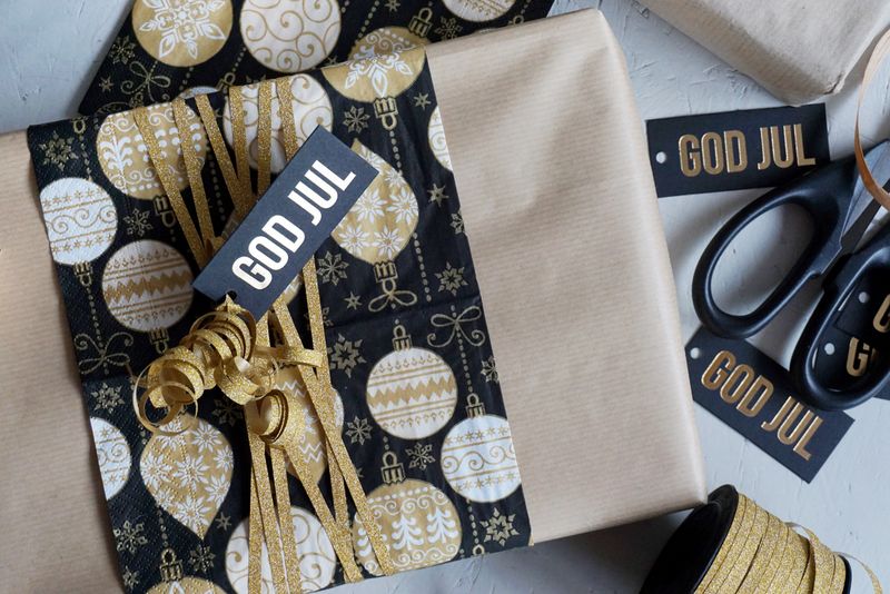 12 pakker á 10 stk til/fra lapper GOD JUL, gullskrift